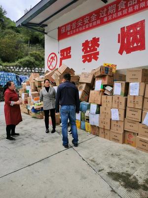 甘孜州康定市集中銷毀5噸過期食品